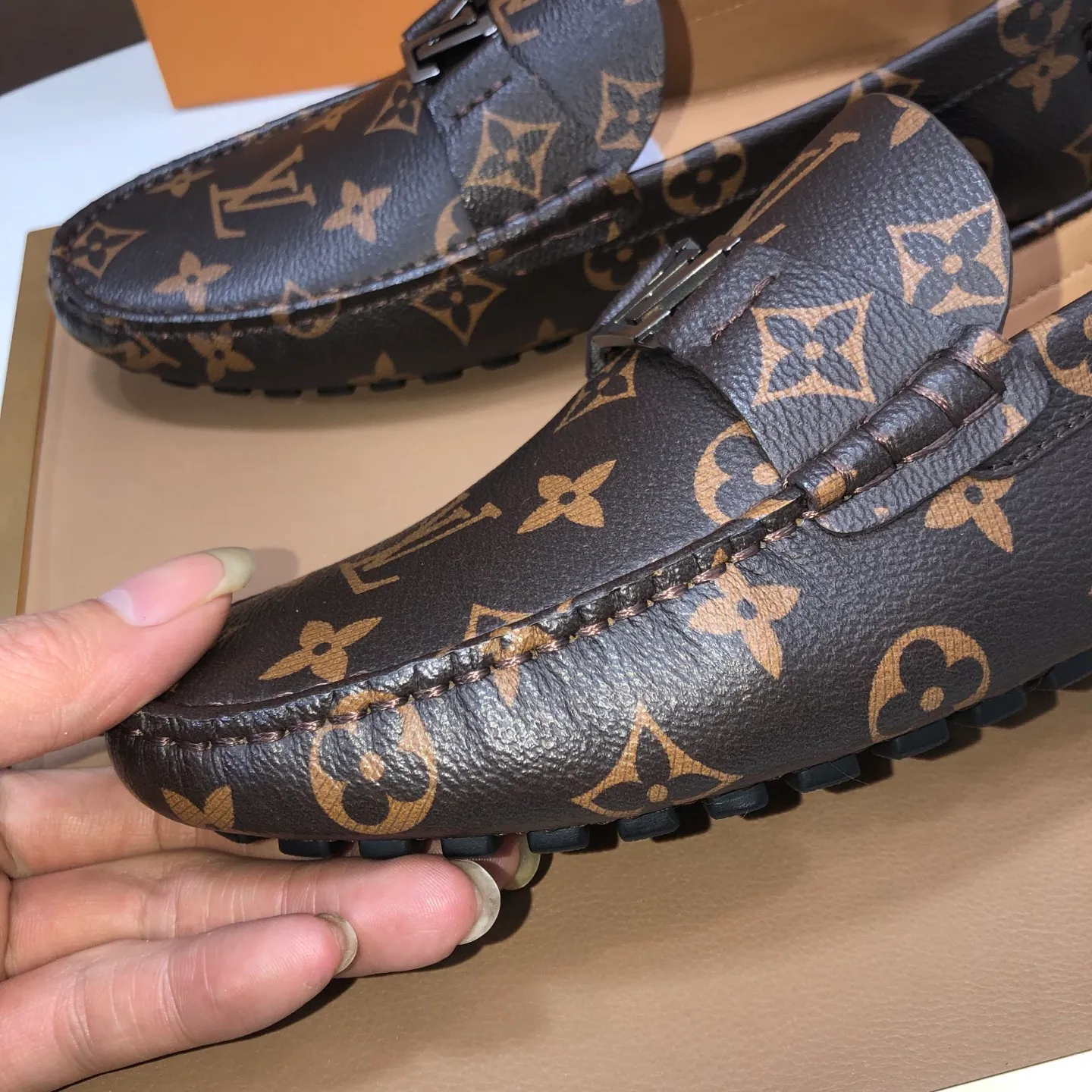 Men's men's shoes 💰420💰 [LV Doudou shoes] (water-dyed cowhide lining) new model is on the market, available on the official website. The new Doudou shoes are processed into single-color materials, and the uppers are made of imported cowhide material. The body of the shoe is fully hemmed with mark thread, and is lined with imported original cowhide leather. The elegant shoe shape is super suitable for all-matching, and the size is 38-44.
